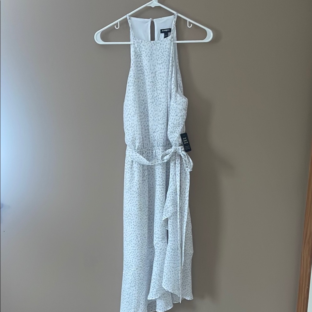 Elegant White Sleeveless Dress